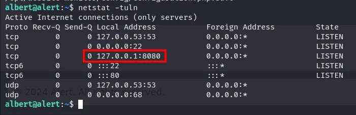 netstat -tuln muestra el servicio en 127.0.0.1:8080, solo accesible desde la propia máquina
