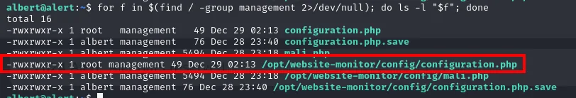 el bucle aplica ls -l a cada resultado del find y deja ver que configuration.php es de root y del grupo management