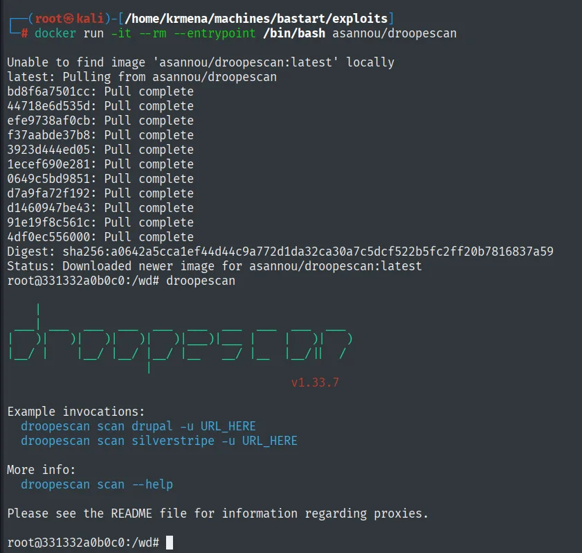 Docker descargando la imagen asannou/droopescan y el banner de droopescan v1.33.7 con sus ejemplos de invocación