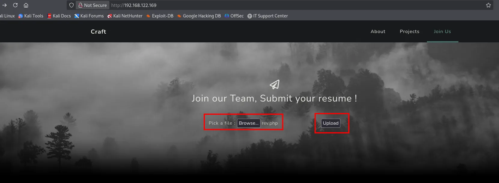 Formulario "Join our Team, Submit your resume" con rev.php seleccionado y el botón Upload