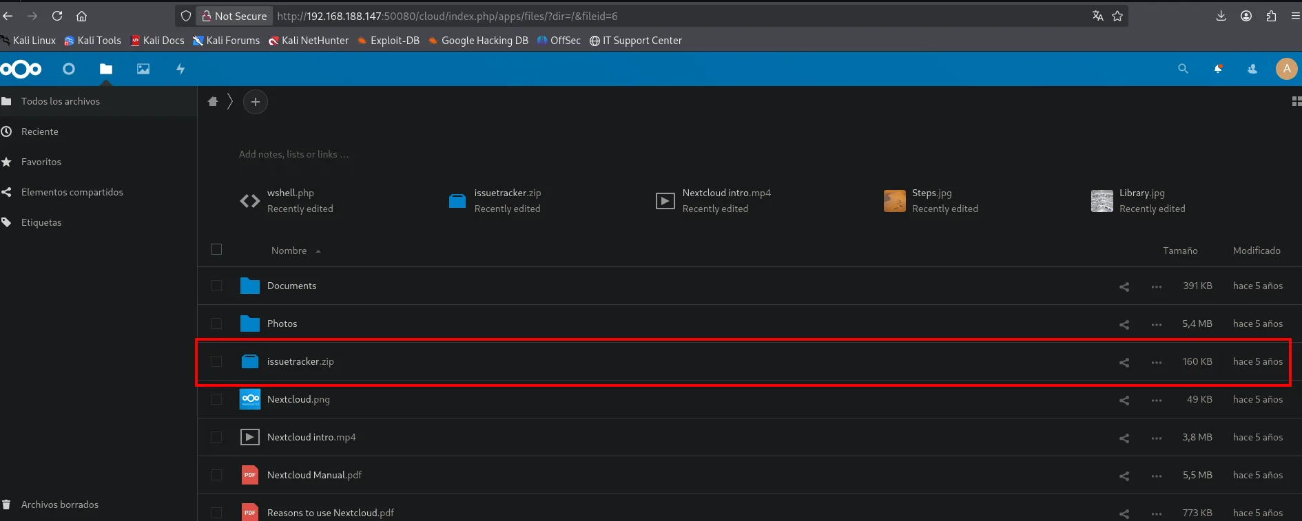 Ficheros de NextCloud mostrando issuetracker.zip y wshell.php