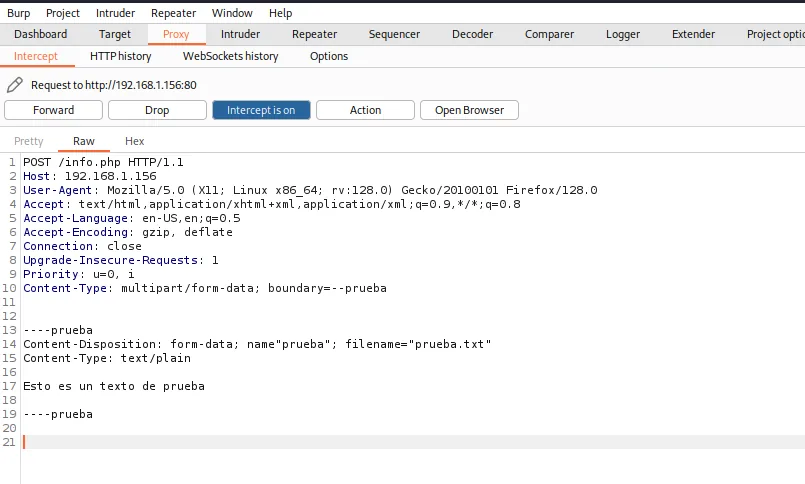 El cuerpo multipart/form-data escrito a mano en Burp con el boundary "--prueba" y un fichero prueba.txt