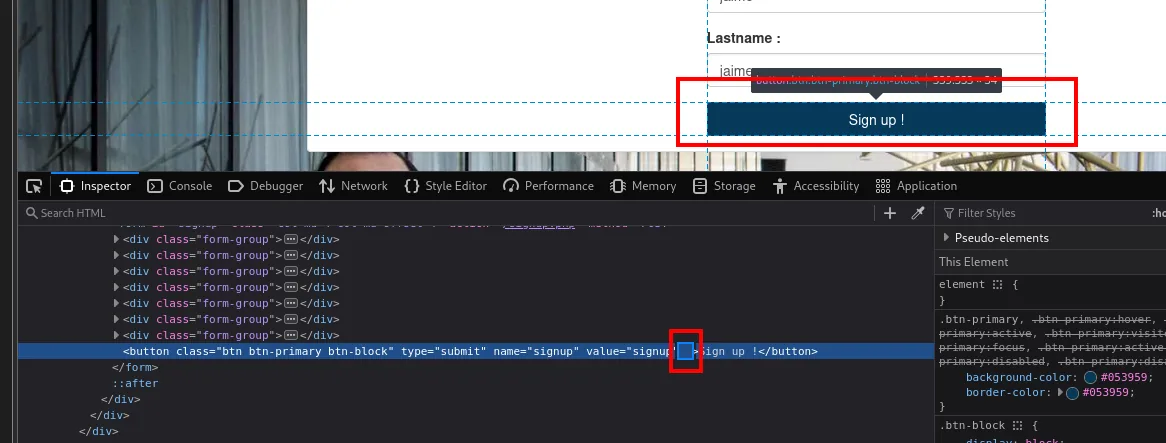 el inspector con el atributo disabled señalado en la línea del button, y arriba el botón Sign up! ya activo y resaltado
