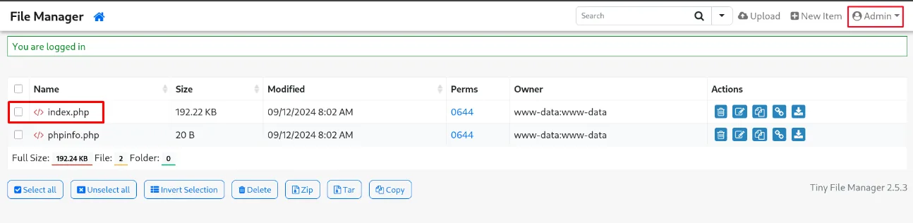 Panel del Tiny File Manager 2.5.3 con index.php y phpinfo.php en el webroot