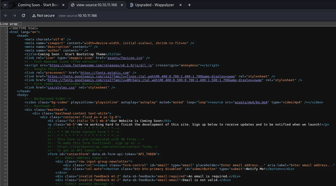 El código fuente de la portada: la plantilla Start Bootstrap "Coming Soon" con comentarios de SB Forms y un data-sb-form-api-token con el valor literal API_TOKEN