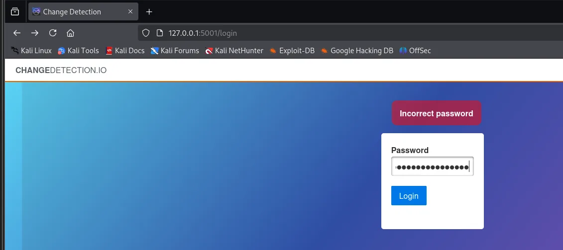 la pantalla de login de changedetection.io en 127.0.0.1:5001 con el aviso rojo Incorrect password